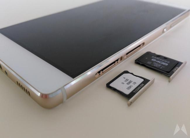 На правой стороне находятся регулятор громкости, кнопка питания и два слота для Nano SIM и карты памяти microSD
